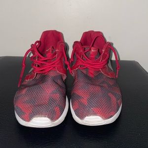 Red Nike geometric pattern roshe run. Size 3.